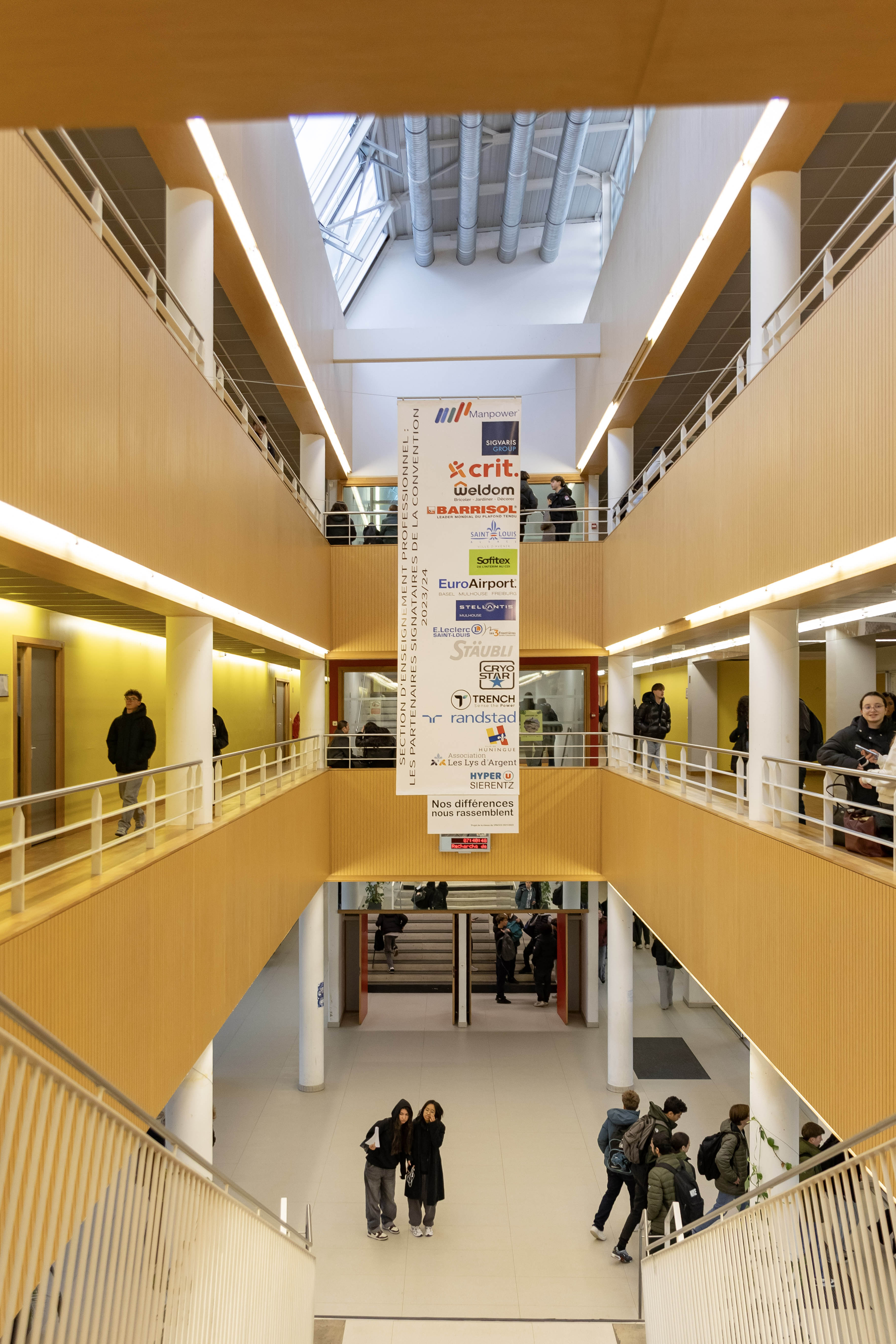 Vue du hall depuis le premier étage